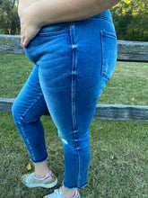 Load image into Gallery viewer, Mid Rise Curvy Crop Skinny
